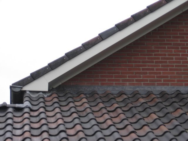 deoudewindverenbekleedmetdamwandplatenindekleurvandekozijnenikwouhiernietmeerschilderen.jpg