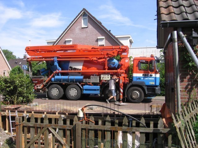 enweerkomtdebetonmixermetpomp.jpg