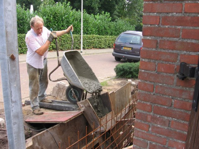 johanenhettyhelpeneenzaterdagmorgenmethetstortenvandebetonvoordewand.jpg