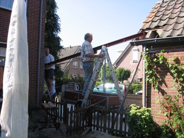 maarondertussenstaandekolommenerenzitdeliggertussenhuisenschuurindeverf.jpg