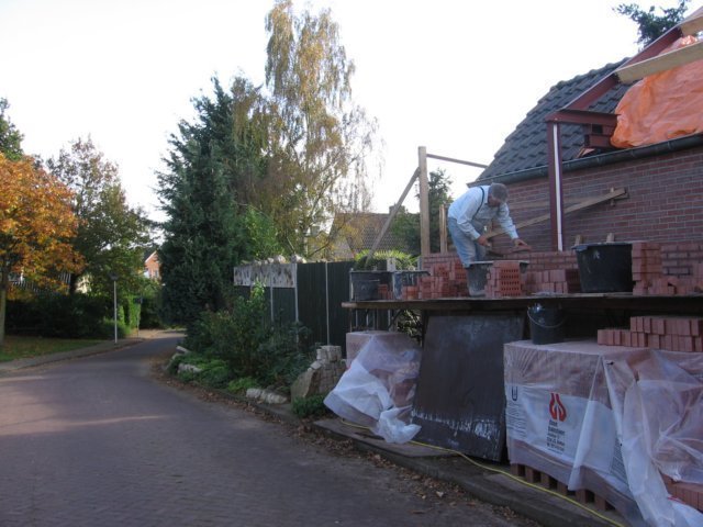 nuereensteigerbijstaatkanhermanhetachterstedeelweeropmetselenikhadopvoorhandalallestenenpasgezaagd.jpg